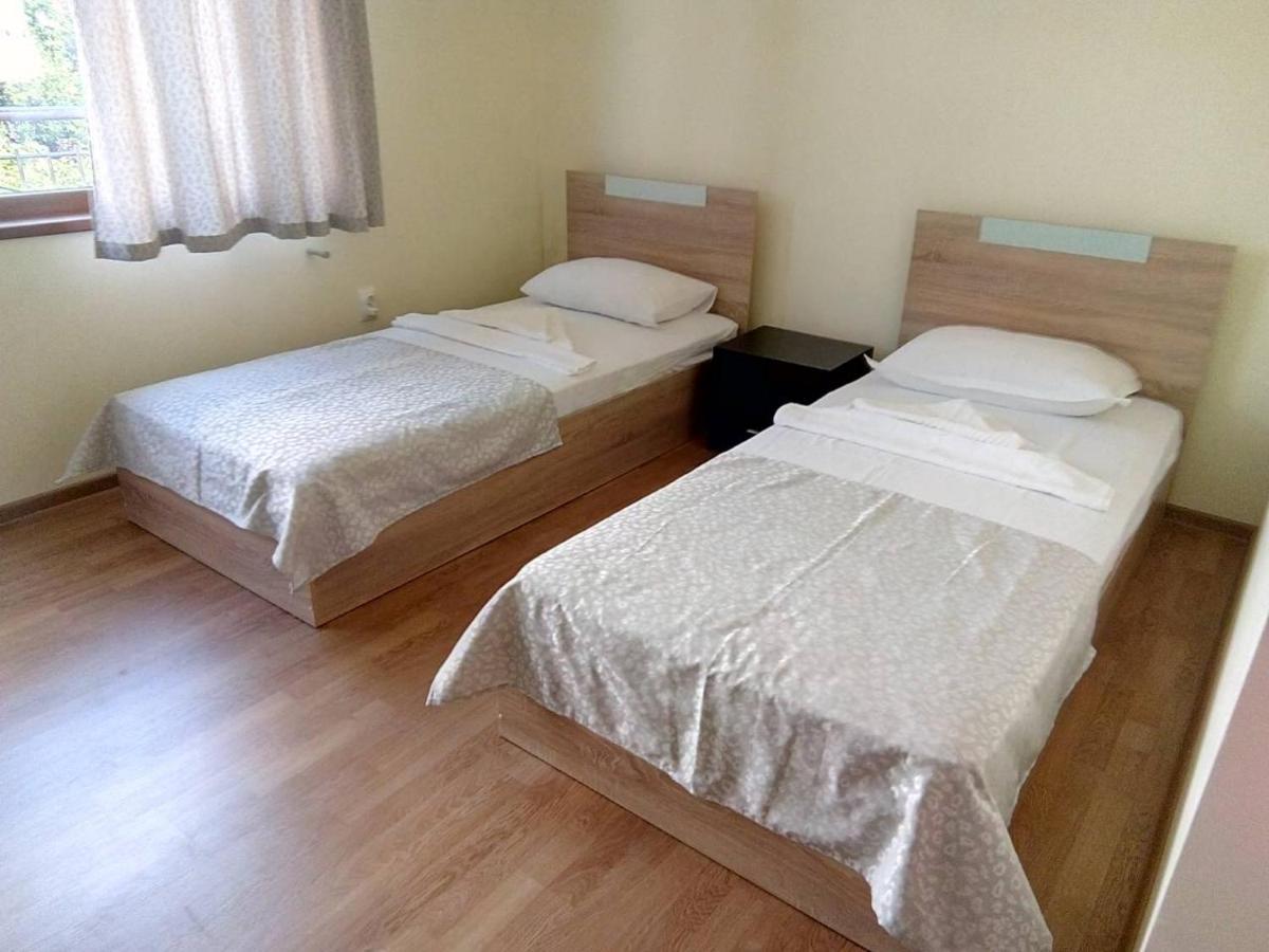 Alfa Guest Rooms With Parking Varna Bagian luar foto