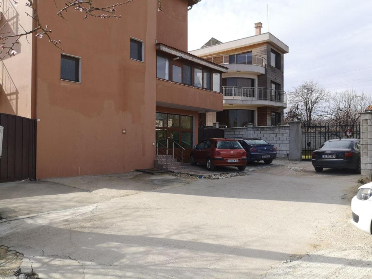 Alfa Guest Rooms With Parking Varna Bagian luar foto
