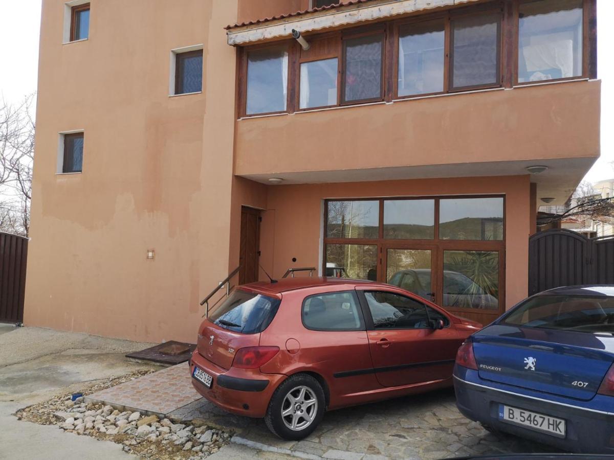 Alfa Guest Rooms With Parking Varna Bagian luar foto