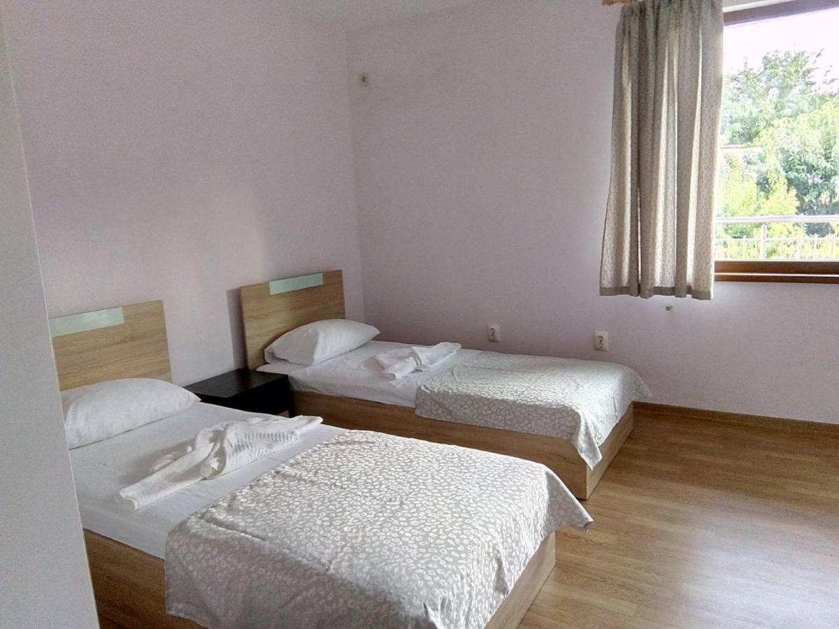 Alfa Guest Rooms With Parking Varna Bagian luar foto