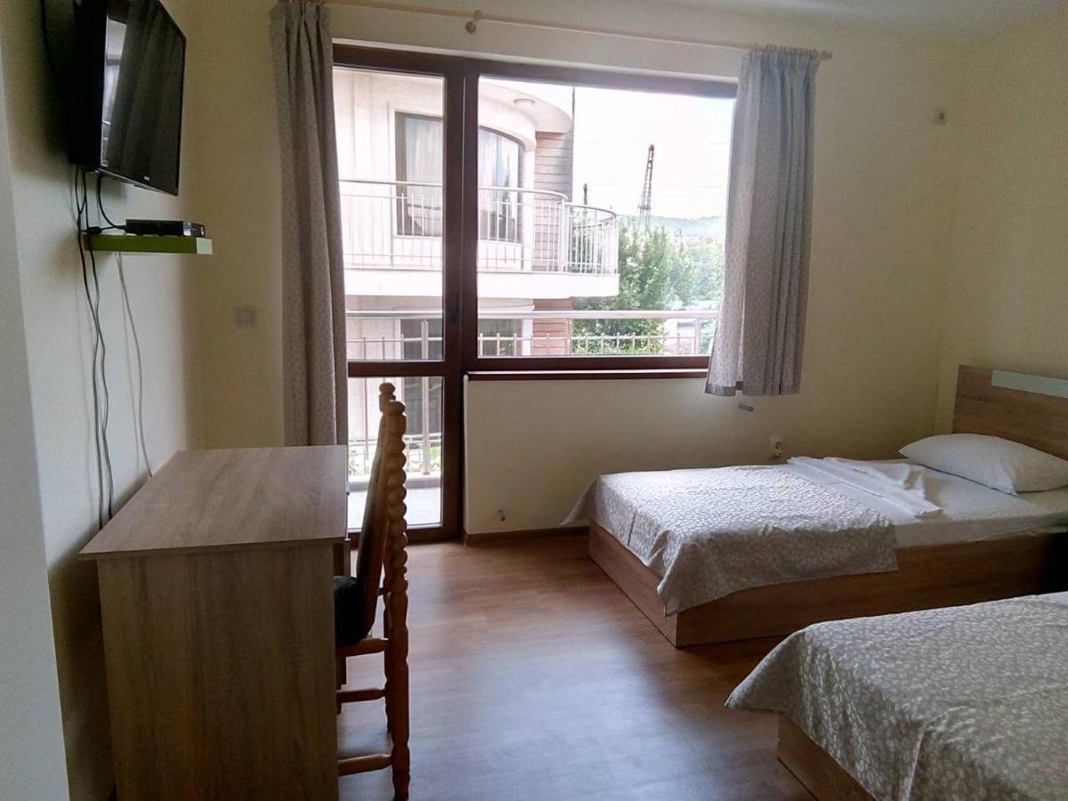 Alfa Guest Rooms With Parking Varna Bagian luar foto